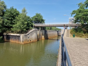 
                            <b>Sluis met brug en voetgangerspad over het kanaal.</b><br>
                                                        <b>ISO:</b> 50 | <b>Sluitertijd:</b> 1/857 | <b>Diafragma:</b> f/1.8 | <b>Datum:</b> 2025-06-25

                        