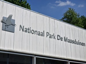 
                            <b>Ingangsbord van Nationaal Park De Maasduinen met logo van een vogel.</b><br>
                                                        <b>ISO:</b> 50 | <b>Sluitertijd:</b> 1/7092 | <b>Diafragma:</b> f/2.4 | <b>Datum:</b> 2025-06-25

                        