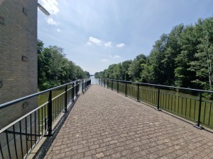 
                            <b>Verhoogde loopbrug met metalen railing boven een rivier, omgeven door bomen.</b><br>
                                                        <b>ISO:</b> 50 | <b>Sluitertijd:</b> 1/3497 | <b>Diafragma:</b> f/2.2 | <b>Datum:</b> 2025-06-25

                        