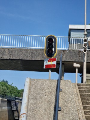 
                            <b>Verkeerslicht bij brug met gesloten lampen en rood-witte slagboom.</b><br>
                                                        <b>ISO:</b> 50 | <b>Sluitertijd:</b> 1/3003 | <b>Diafragma:</b> f/2.4 | <b>Datum:</b> 2025-06-25

                        