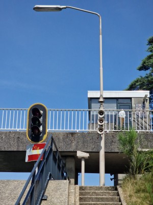 
                            <b>Verkeerslicht aan brug met trappen en hek, geen auto's zichtbaar.</b><br>
                                                        <b>ISO:</b> 50 | <b>Sluitertijd:</b> 1/3257 | <b>Diafragma:</b> f/2.4 | <b>Datum:</b> 2025-06-25

                        