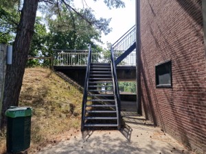 
                            <b>Metalen trap naar verhoogd platform naast bakstenen gebouw.</b><br>
                                                        <b>ISO:</b> 50 | <b>Sluitertijd:</b> 1/775 | <b>Diafragma:</b> f/1.8 | <b>Datum:</b> 2025-06-25

                        