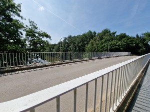 
                            <b>Leeg fietspad op brug, omringd door groene bomen.</b><br>
                                                        <b>ISO:</b> 50 | <b>Sluitertijd:</b> 1/3968 | <b>Diafragma:</b> f/2.2 | <b>Datum:</b> 2025-06-25

                        
