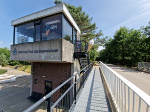 
                            <b>Modern sluisgebouw met terras, gelegen in Nationaal Park De Maasduinen.</b><br>
                                                        <b>ISO:</b> 50 | <b>Sluitertijd:</b> 1/1534 | <b>Diafragma:</b> f/2.2 | <b>Datum:</b> 2025-06-25

                        