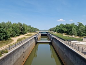 
                            <b>Een kanaal loopt tussen twee lange betonnen muren naar een brug.</b><br>
                                                        <b>ISO:</b> 50 | <b>Sluitertijd:</b> 1/1064 | <b>Diafragma:</b> f/1.8 | <b>Datum:</b> 2025-06-25

                        