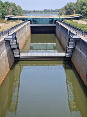
                            <b>Kanaalsluis met moderne brug en glazen gebouw erboven.</b><br>
                                                        <b>ISO:</b> 50 | <b>Sluitertijd:</b> 1/1189 | <b>Diafragma:</b> f/2.4 | <b>Datum:</b> 2025-06-25

                        