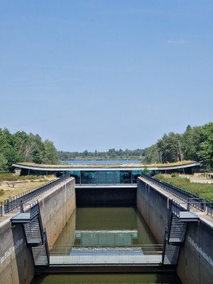
                            <b>Fietspad boven een brug met waterkanaal en moderne architectuur.</b><br>
                                                        <b>ISO:</b> 50 | <b>Sluitertijd:</b> 1/2732 | <b>Diafragma:</b> f/2.4 | <b>Datum:</b> 2025-06-25

                        