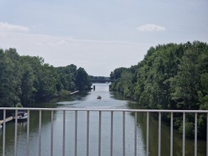 
                            <b>Boot vaart op rivier tussen groene bomen, gezien vanaf brug.</b><br>
                                                        <b>ISO:</b> 50 | <b>Sluitertijd:</b> 1/5814 | <b>Diafragma:</b> f/2.4 | <b>Datum:</b> 2025-06-25

                        