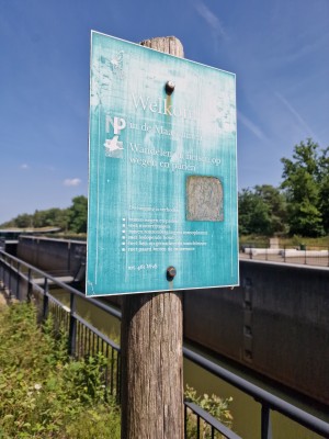 
                            <b>Welkomsbord bij Maasduinen, wandelen en fietsen toegestaan op wegen en paden.</b><br>
                                                        <b>ISO:</b> 50 | <b>Sluitertijd:</b> 1/2008 | <b>Diafragma:</b> f/1.8 | <b>Datum:</b> 2025-06-25

                        