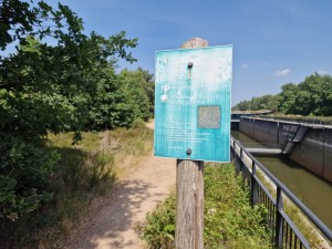 
                            <b>Bord met tekst bij fietspad naast waterweg en hek.</b><br>
                                                        <b>ISO:</b> 50 | <b>Sluitertijd:</b> 1/1431 | <b>Diafragma:</b> f/1.8 | <b>Datum:</b> 2025-06-25

                        