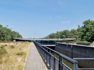 
                            <b>Lang fietspad over een aquaduct met groene daken op gebouwen.</b><br>
                                                        <b>ISO:</b> 50 | <b>Sluitertijd:</b> 1/1311 | <b>Diafragma:</b> f/1.8 | <b>Datum:</b> 2025-06-25

                        