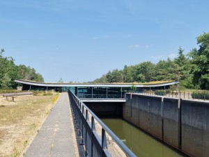 
                            <b>Lang, smal gebouw met glazen voorzijde boven water en brug.</b><br>
                                                        <b>ISO:</b> 50 | <b>Sluitertijd:</b> 1/1196 | <b>Diafragma:</b> f/1.8 | <b>Datum:</b> 2025-06-25

                        