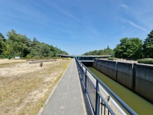 
                            <b>Kanaalsluis met brug, omgeven door bomen en zandvlakte.</b><br>
                                                        <b>ISO:</b> 50 | <b>Sluitertijd:</b> 1/2141 | <b>Diafragma:</b> f/2.2 | <b>Datum:</b> 2025-06-25

                        