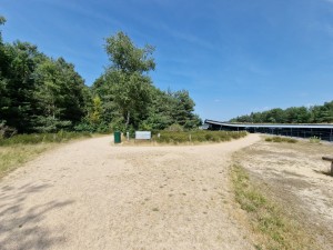
                            <b>Brede zandpaden bij splitsing met groen en informatiebord.</b><br>
                                                        <b>ISO:</b> 50 | <b>Sluitertijd:</b> 1/2740 | <b>Diafragma:</b> f/2.2 | <b>Datum:</b> 2025-06-25

                        