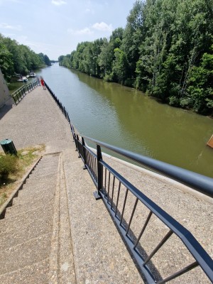 
                            <b>Kanaal met trappen, waterweg omringd door groene bomen en wandelpad.</b><br>
                                                        <b>ISO:</b> 50 | <b>Sluitertijd:</b> 1/1969 | <b>Diafragma:</b> f/2.2 | <b>Datum:</b> 2025-06-25

                        