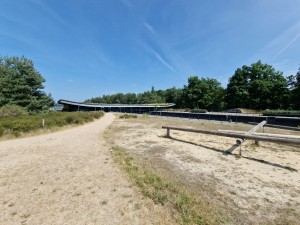 
                            <b>Modern gebouw met rond dak langs zandpad, omgeven door bomen.</b><br>
                                                        <b>ISO:</b> 50 | <b>Sluitertijd:</b> 1/3049 | <b>Diafragma:</b> f/2.2 | <b>Datum:</b> 2025-06-25

                        