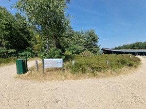 
                            <b>Een informatiebord en vuilnisbak bij een pad in een natuurgebied.</b><br>
                                                        <b>ISO:</b> 50 | <b>Sluitertijd:</b> 1/2639 | <b>Diafragma:</b> f/2.2 | <b>Datum:</b> 2025-06-25

                        