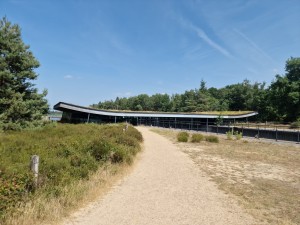 
                            <b>Modern gebouw met gebogen dak, omgeven door natuur.</b><br>
                                                        <b>ISO:</b> 50 | <b>Sluitertijd:</b> 1/1543 | <b>Diafragma:</b> f/1.8 | <b>Datum:</b> 2025-06-25

                        