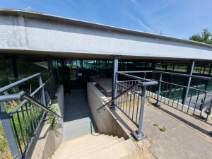 
                            <b>Ingang van een modern, glazen gebouw met trappen naar beneden.</b><br>
                                                        <b>ISO:</b> 50 | <b>Sluitertijd:</b> 1/1481 | <b>Diafragma:</b> f/2.2 | <b>Datum:</b> 2025-06-25

                        