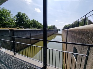 
                            <b>Waterkanaal tussen betonnen muren met metalen hekken.</b><br>
                                                        <b>ISO:</b> 50 | <b>Sluitertijd:</b> 1/2551 | <b>Diafragma:</b> f/2.2 | <b>Datum:</b> 2025-06-25

                        