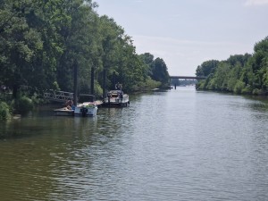 
                            <b>Boten aangemeerd aan haven in een rustige, groene rivieromgeving.</b><br>
                                                        <b>ISO:</b> 50 | <b>Sluitertijd:</b> 1/3984 | <b>Diafragma:</b> f/2.4 | <b>Datum:</b> 2025-06-25

                        