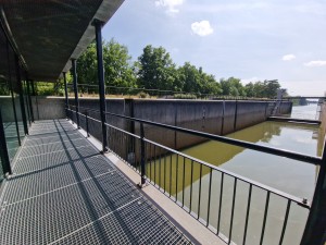 
                            <b>Industrieel complex met metalen loopbrug en waterkanaal.</b><br>
                                                        <b>ISO:</b> 50 | <b>Sluitertijd:</b> 1/2304 | <b>Diafragma:</b> f/2.2 | <b>Datum:</b> 2025-06-25

                        