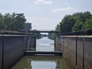 
                            <b>Grote sluis met gesloten deuren en brug op de achtergrond.</b><br>
                                                        <b>ISO:</b> 50 | <b>Sluitertijd:</b> 1/4202 | <b>Diafragma:</b> f/2.4 | <b>Datum:</b> 2025-06-25

                        