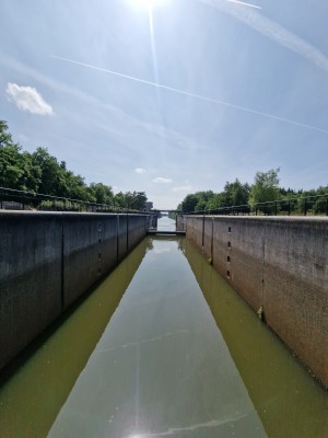 
                            <b>Een lege sluis met water reflecterend onder een zonnige hemel.</b><br>
                                                        <b>ISO:</b> 50 | <b>Sluitertijd:</b> 1/4484 | <b>Diafragma:</b> f/2.2 | <b>Datum:</b> 2025-06-25

                        