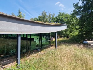 
                            <b>Gebouw met glazen gevel, gebogen dak, omgeven door gras en bomen.</b><br>
                                                        <b>ISO:</b> 50 | <b>Sluitertijd:</b> 1/695 | <b>Diafragma:</b> f/1.8 | <b>Datum:</b> 2025-06-25

                        