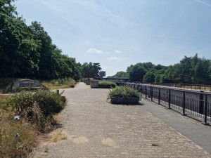 
                            <b>Oude, verlaten brug met begroeiing langs stenen paden en hek ernaast.</b><br>
                                                        <b>ISO:</b> 50 | <b>Sluitertijd:</b> 1/2639 | <b>Diafragma:</b> f/1.8 | <b>Datum:</b> 2025-06-25

                        