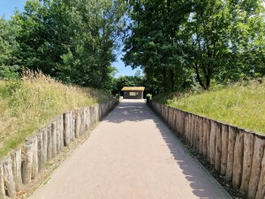 
                            <b>Pad naar een gebouwtje tussen groene bomen en heggen.</b><br>
                                                        <b>ISO:</b> 50 | <b>Sluitertijd:</b> 1/1139 | <b>Diafragma:</b> f/2.2 | <b>Datum:</b> 2025-06-25

                        