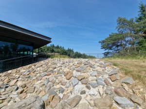
                            <b>Steenachtige helling naast modern gebouw met glazen gevel.</b><br>
                                                        <b>ISO:</b> 50 | <b>Sluitertijd:</b> 1/2577 | <b>Diafragma:</b> f/2.2 | <b>Datum:</b> 2025-06-25

                        