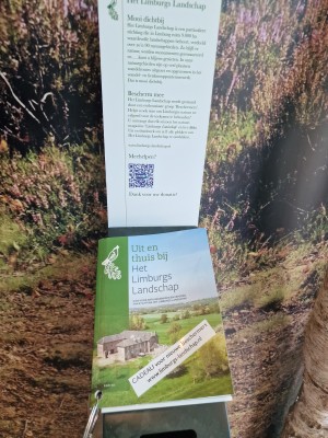 
                            <b>Boek over het Limburgs Landschap, met donatieverzoek en QR-code.</b><br>
                                                        <b>ISO:</b> 200 | <b>Sluitertijd:</b> 1/180 | <b>Diafragma:</b> f/1.8 | <b>Datum:</b> 2025-06-25

                        