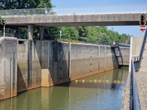 
                            <b>Waterkanaal met sluisdeuren, bovenliggend betonnen voetgangersbrug.</b><br>
                                                        <b>ISO:</b> 50 | <b>Sluitertijd:</b> 1/1287 | <b>Diafragma:</b> f/2.4 | <b>Datum:</b> 2025-06-25

                        