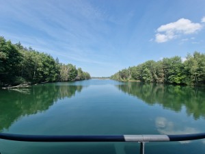 
                            <b>Serene meer omringd door bossen, kijkend vanaf een brug.</b><br>
                                                        <b>ISO:</b> 50 | <b>Sluitertijd:</b> 1/1603 | <b>Diafragma:</b> f/2.2 | <b>Datum:</b> 2025-06-25

                        