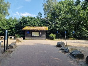 
                            <b>Houten informatiehuisje met mosdak en parkeerborden, omgeven door bomen.</b><br>
                                                        <b>ISO:</b> 50 | <b>Sluitertijd:</b> 1/3650 | <b>Diafragma:</b> f/1.8 | <b>Datum:</b> 2025-06-25

                        