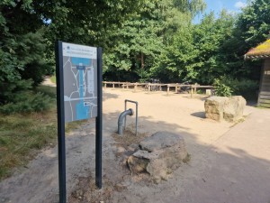 
                            <b>Plattegrond bij bezoekerscentrum met fietsenstalling en grote stenen eromheen.</b><br>
                                                        <b>ISO:</b> 50 | <b>Sluitertijd:</b> 1/4878 | <b>Diafragma:</b> f/1.8 | <b>Datum:</b> 2025-06-25

                        