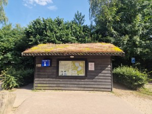 
                            <b>Informatiebord met plattegrond, houtstructuur en planten op het dak.</b><br>
                                                        <b>ISO:</b> 50 | <b>Sluitertijd:</b> 1/5291 | <b>Diafragma:</b> f/1.8 | <b>Datum:</b> 2025-06-25

                        