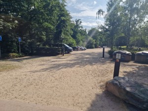 
                            <b>Parkeerplaats met geparkeerde auto's en vuilnisbakken.</b><br>
                                                        <b>ISO:</b> 50 | <b>Sluitertijd:</b> 18557/31250000 | <b>Diafragma:</b> f/1.8 | <b>Datum:</b> 2025-06-25

                        