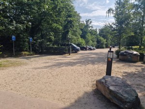 
                            <b>Parkeerplaats bij bos, met geparkeerde auto's en afvalcontainers zichtbaar.</b><br>
                                                        <b>ISO:</b> 50 | <b>Sluitertijd:</b> 816993/1000000000 | <b>Diafragma:</b> f/1.8 | <b>Datum:</b> 2025-06-25

                        