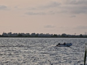 
                            <b>Opblaasboot met motor varend op een meer, oneffen horizon.</b><br>
                                                        <b>ISO:</b> 50 | <b>Sluitertijd:</b> 1/278 | <b>Diafragma:</b> f/4.9 | <b>Datum:</b> 2025-06-15

                        