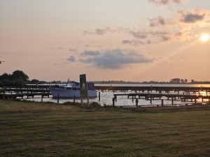 
                            <b>Boot ligt aangemeerd bij steiger tijdens zonsondergang op rustig water.</b><br>
                                                        <b>ISO:</b> 50 | <b>Sluitertijd:</b> 1/2481 | <b>Diafragma:</b> f/2.4 | <b>Datum:</b> 2025-06-15

                        