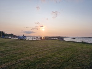 
                            <b>Zonsondergang boven het water met grasveld op de voorgrond.</b><br>
                                                        <b>ISO:</b> 50 | <b>Sluitertijd:</b> 1/7752 | <b>Diafragma:</b> f/1.8 | <b>Datum:</b> 2025-06-15

                        