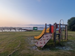 
                            <b>Kleurrijke speeltoestellen op grasveld, nabij water met houten steiger.</b><br>
                                                        <b>ISO:</b> 50 | <b>Sluitertijd:</b> 1/3717 | <b>Diafragma:</b> f/1.8 | <b>Datum:</b> 2025-06-15

                        