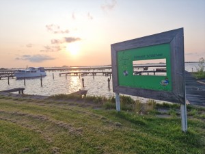 
                            <b>Informatiebord bij Schildmeer met aanlegsteiger en boot op het water.</b><br>
                                                        <b>ISO:</b> 50 | <b>Sluitertijd:</b> 2036659/1000000000 | <b>Diafragma:</b> f/1.8 | <b>Datum:</b> 2025-06-15

                        