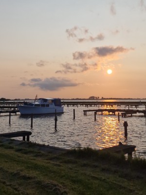 
                            <b>Boot op het water bij zonsondergang, omringd door houten aanlegsteigers.</b><br>
                                                        <b>ISO:</b> 50 | <b>Sluitertijd:</b> 1/1845 | <b>Diafragma:</b> f/1.8 | <b>Datum:</b> 2025-06-15

                        