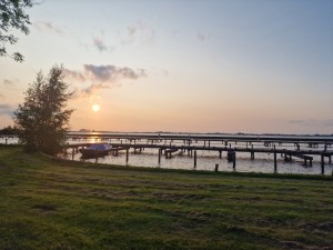 
                            <b>Vaarloos bootje bij steigers, zonsondergang over rustig water.</b><br>
                                                        <b>ISO:</b> 50 | <b>Sluitertijd:</b> 1/7813 | <b>Diafragma:</b> f/1.8 | <b>Datum:</b> 2025-06-15

                        