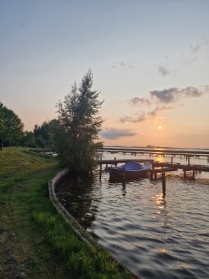 
                            <b>Boot aangemeerd aan steiger tijdens zonsondergang op het water.</b><br>
                                                        <b>ISO:</b> 50 | <b>Sluitertijd:</b> 737463/500000000 | <b>Diafragma:</b> f/1.8 | <b>Datum:</b> 2025-06-15

                        