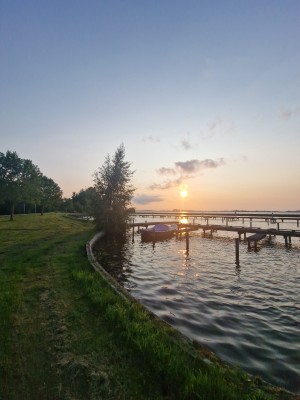 
                            <b>Zonsondergang boven water met steigers en bootjes.</b><br>
                                                        <b>ISO:</b> 50 | <b>Sluitertijd:</b> 1/1383 | <b>Diafragma:</b> f/2.2 | <b>Datum:</b> 2025-06-15

                        