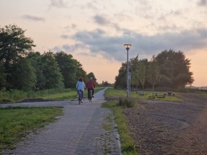 
                            <b>Twee mensen fietsen samen op een pad in een natuurlijke omgeving.</b><br>
                                                        <b>ISO:</b> 50 | <b>Sluitertijd:</b> 1/788 | <b>Diafragma:</b> f/2.4 | <b>Datum:</b> 2025-06-15

                        
